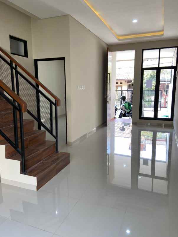 dijual rumah jl raya jatiwaringin