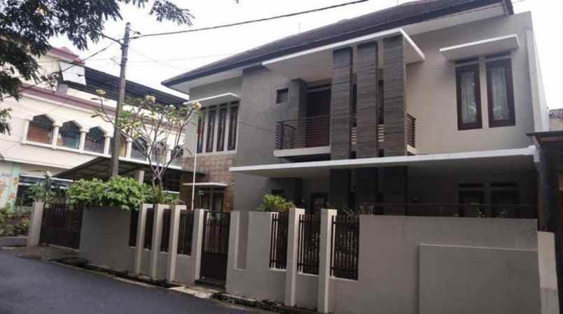 dijual rumah jl turangga buah batu bandung