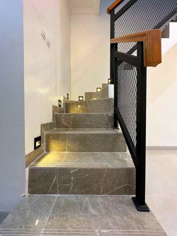 dijual rumah jl utan kayu utara