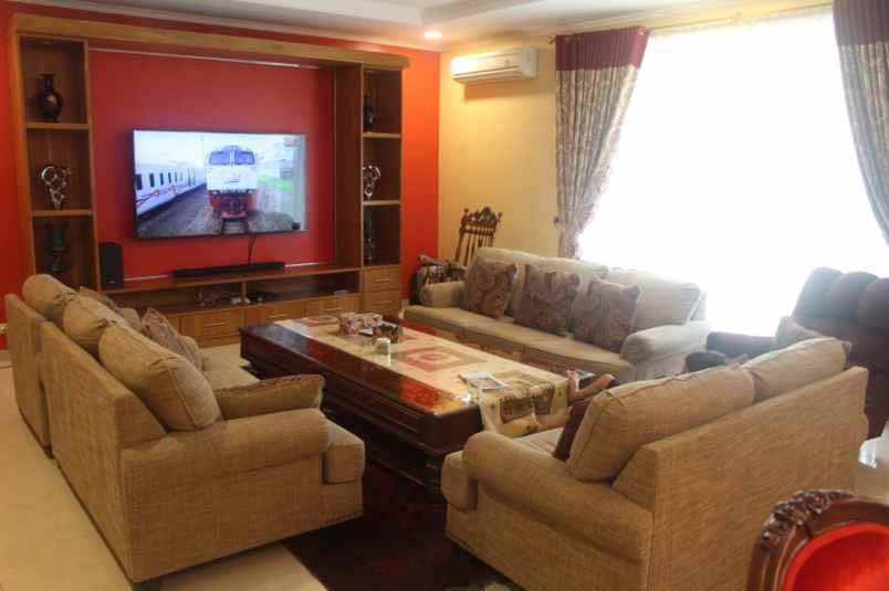 dijual rumah jln raya kebayoran baru