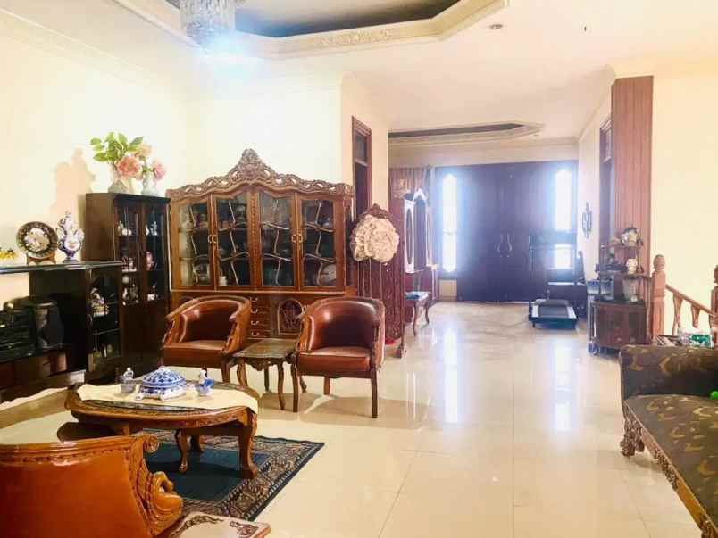 dijual rumah kayu putih