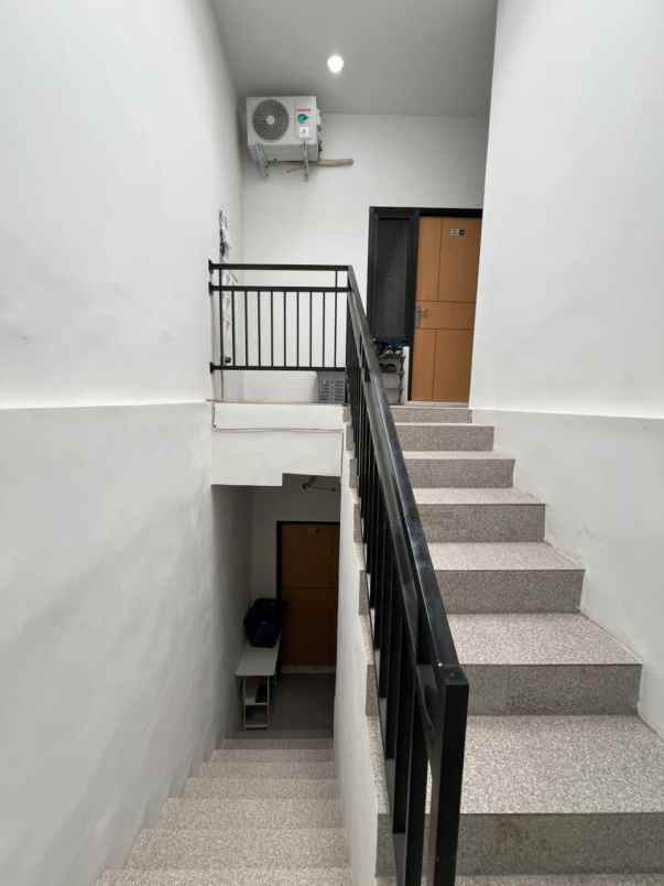 dijual rumah ketintang baru selatan