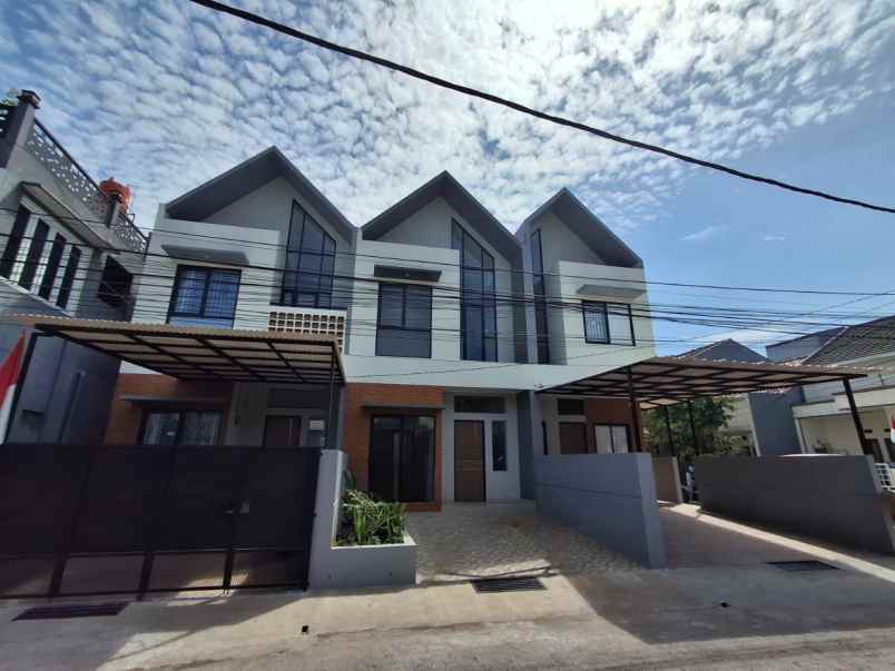 dijual rumah kiarasari asri