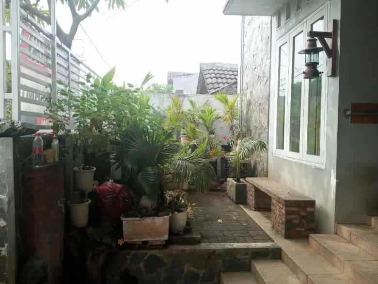 dijual rumah komplek bsk bumi satria