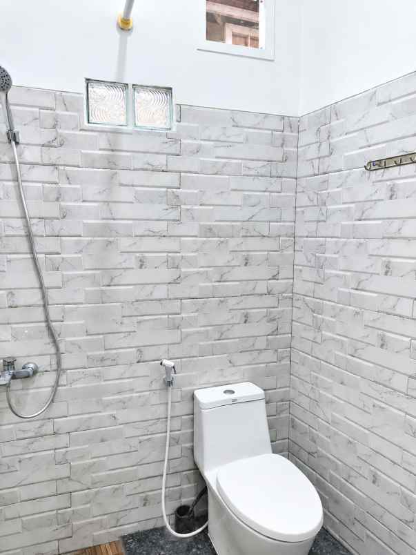 dijual rumah komplek pinus regency