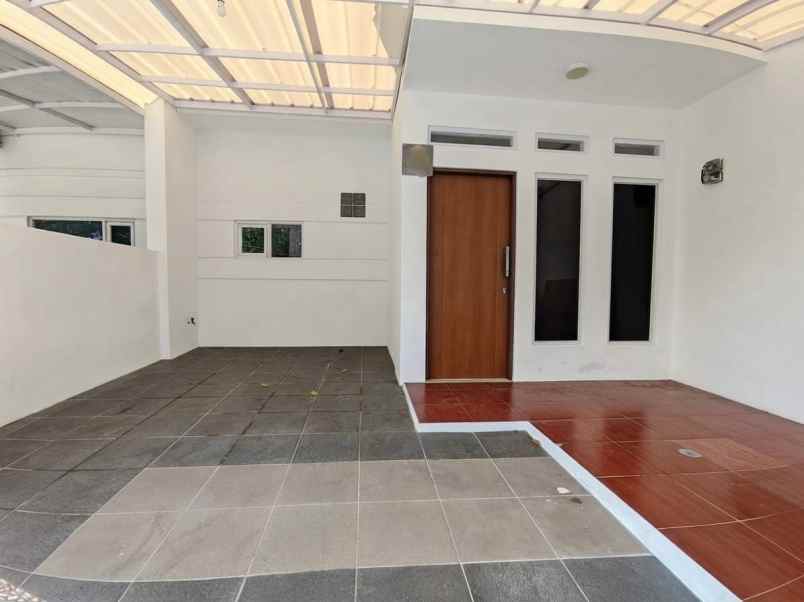 dijual rumah komplek pinus regency