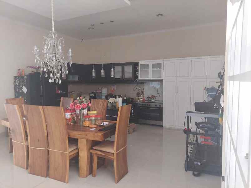 dijual rumah komplek royal view