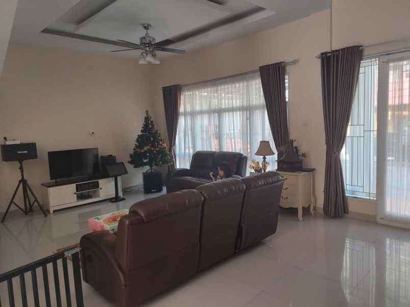 dijual rumah komplek royal view
