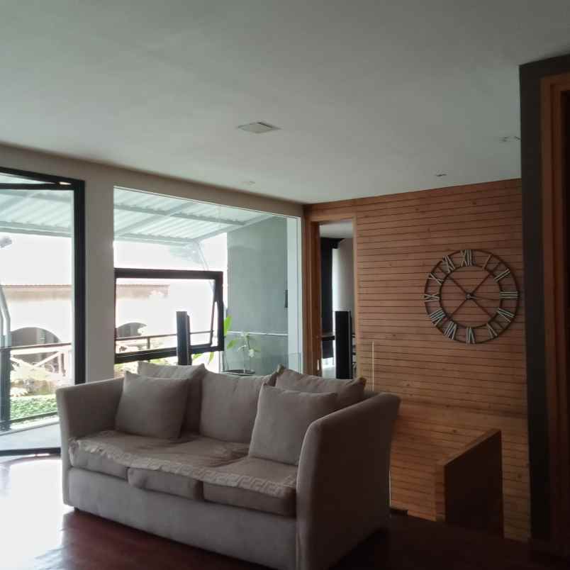 dijual rumah komplek surya setra surya