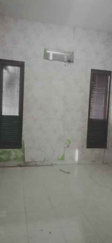 dijual rumah kutisari besar