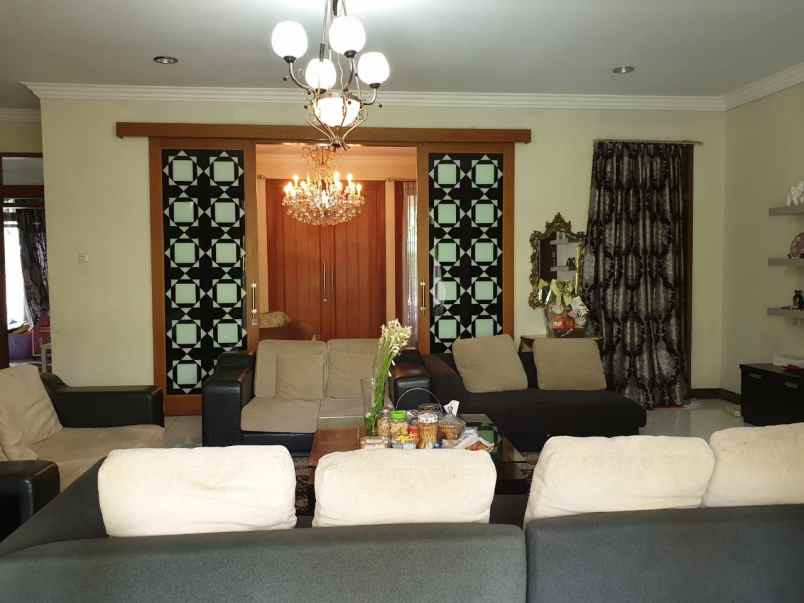 dijual rumah mainroad arcamanik endah