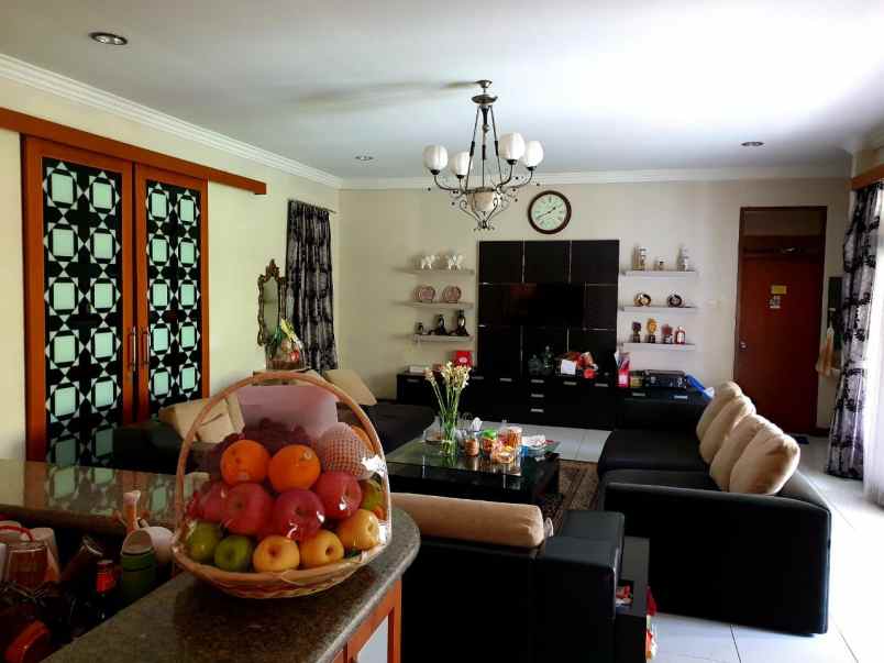 dijual rumah mainroad arcamanik endah