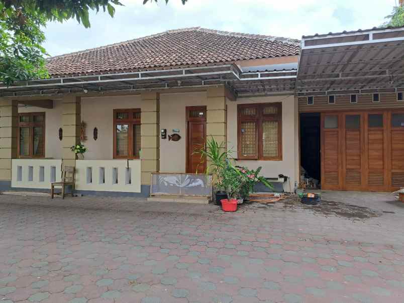 dijual rumah mantirejon