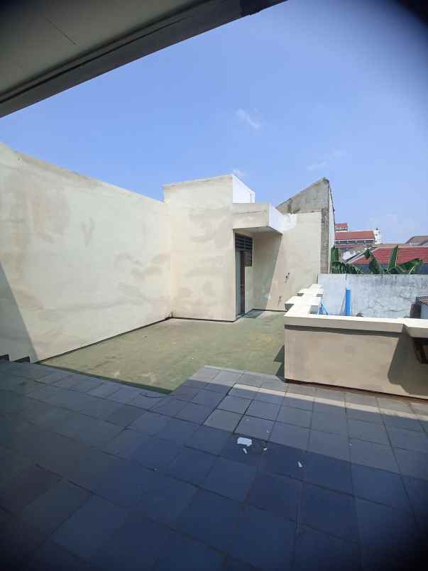 dijual rumah manyar