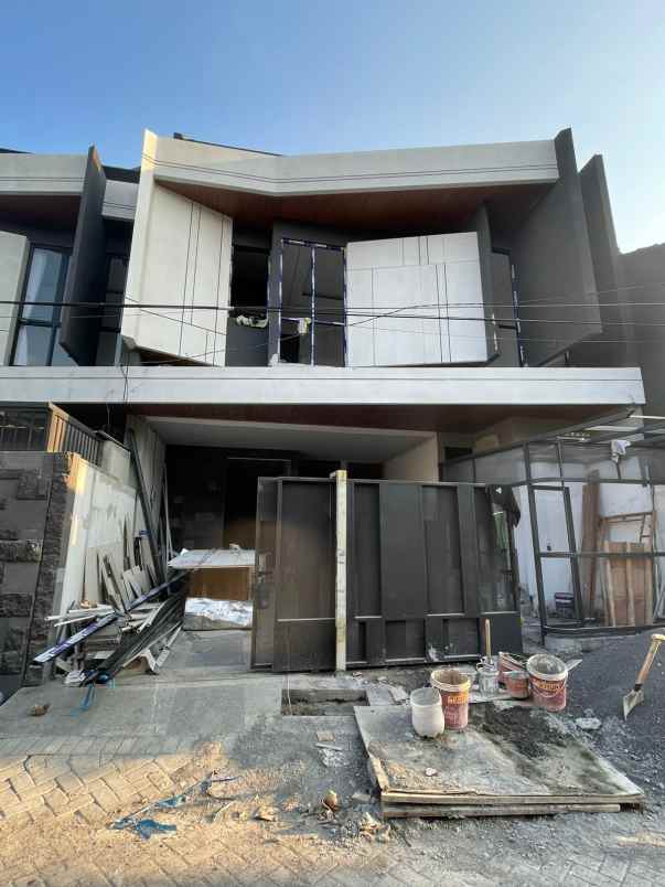 dijual rumah manyar indah