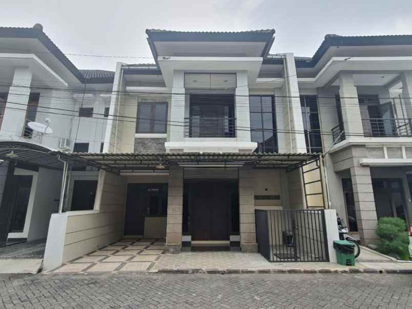 dijual rumah manyar tirtoyoso