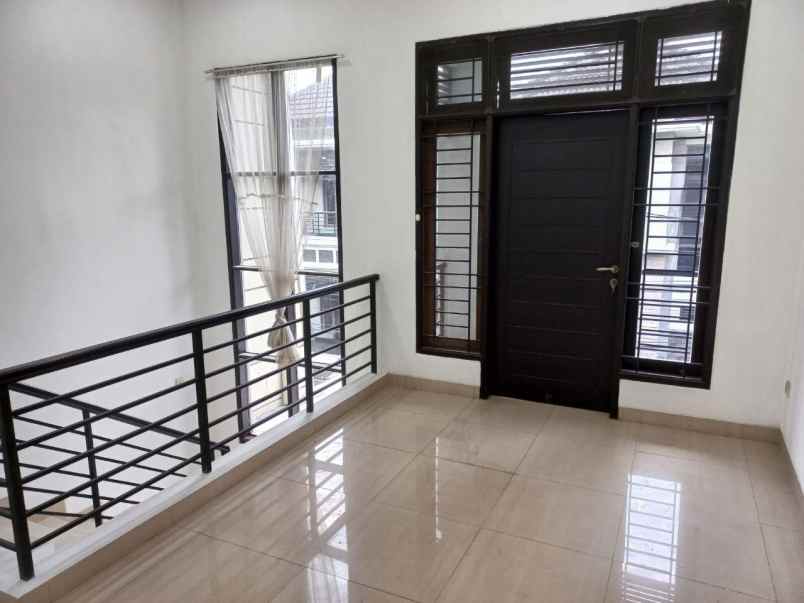 dijual rumah manyar tirtoyoso