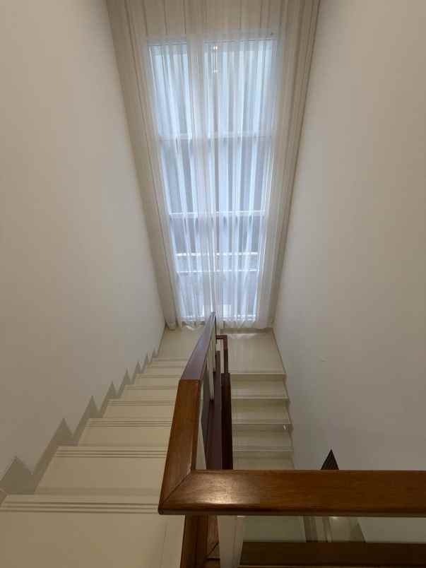 dijual rumah menteng village gading serpong