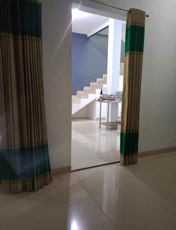 dijual rumah meruya utara