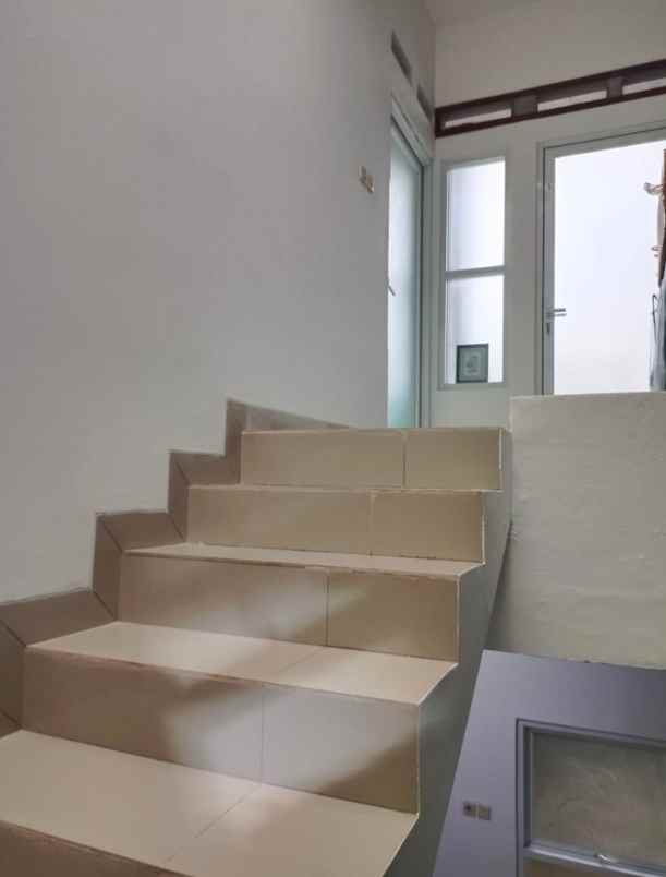 dijual rumah meruya utara