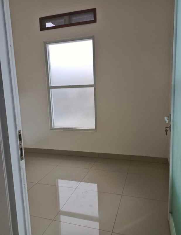 dijual rumah meruya utara