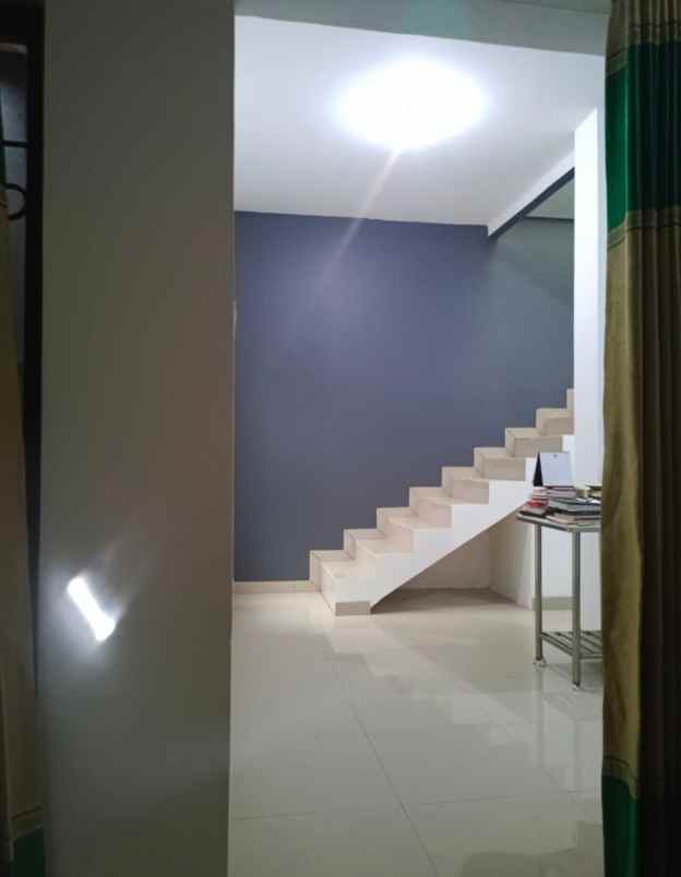 dijual rumah meruya utara