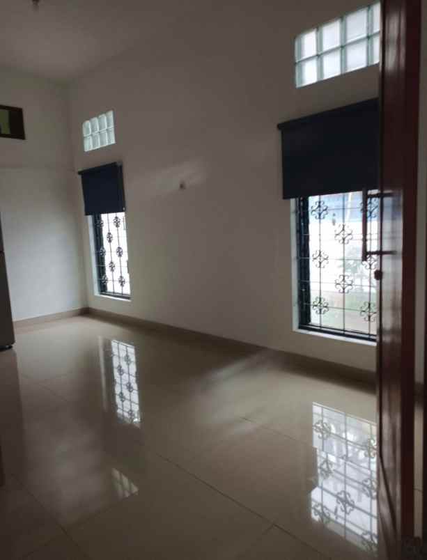 dijual rumah meruya utara
