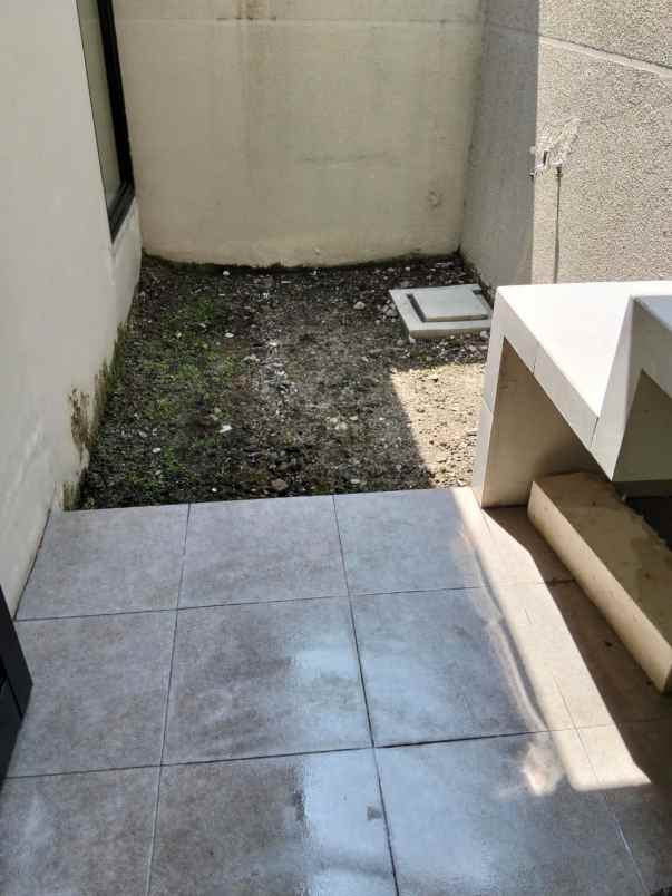 dijual rumah nortwest lake citraland