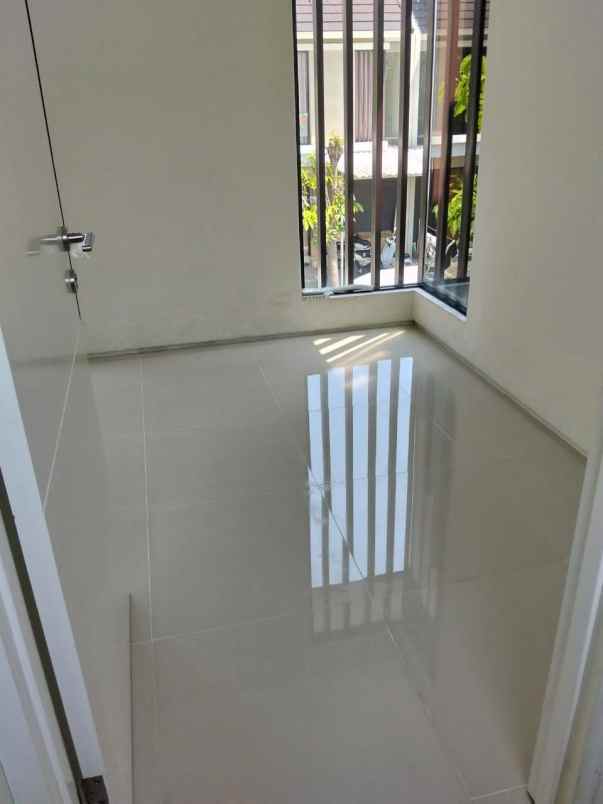 dijual rumah nortwest lake citraland