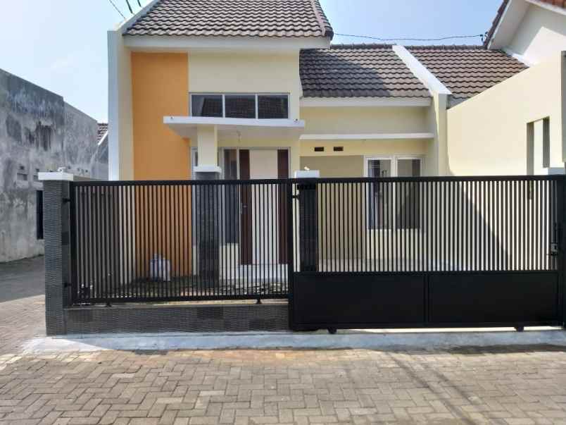 dijual rumah pakis