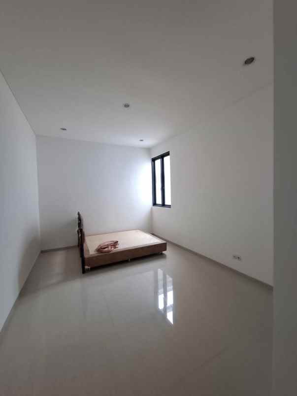 dijual rumah pakuwon city