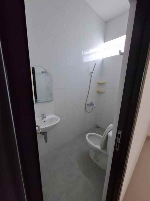 dijual rumah pakuwon city