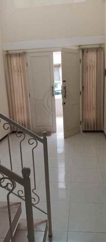 dijual rumah pakuwon city cluster taman