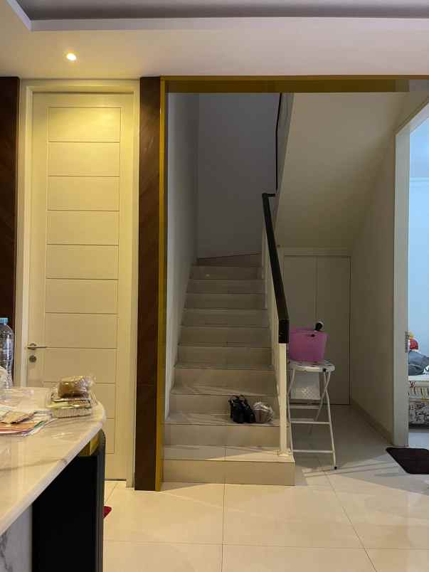 dijual rumah pakuwon city long beach