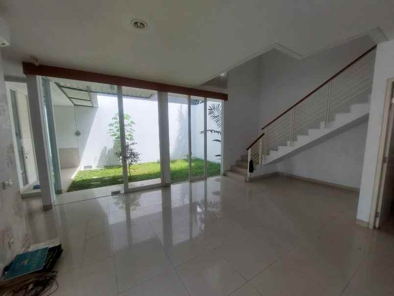 dijual rumah pakuwon indah surabaya