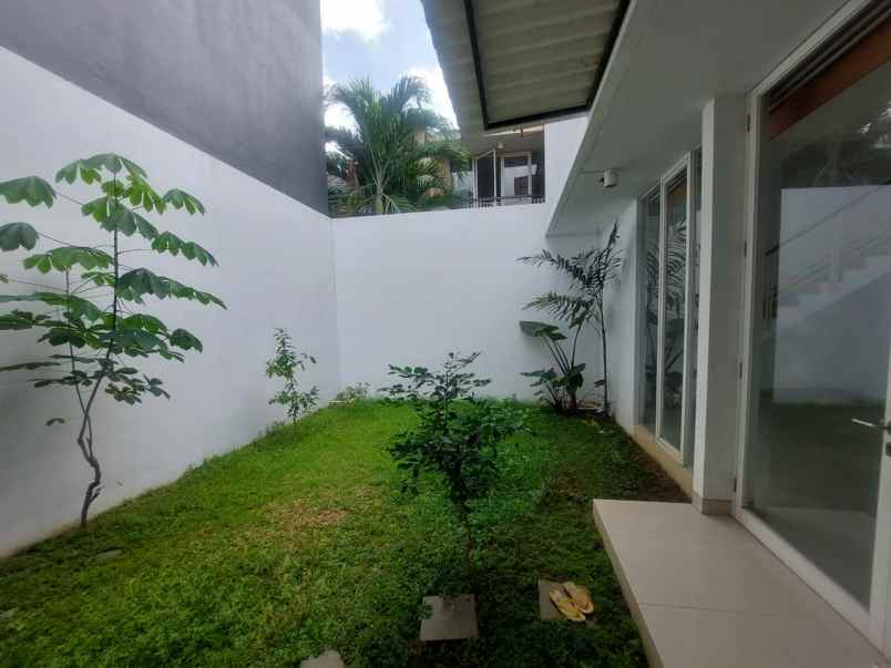 dijual rumah pakuwon indah surabaya