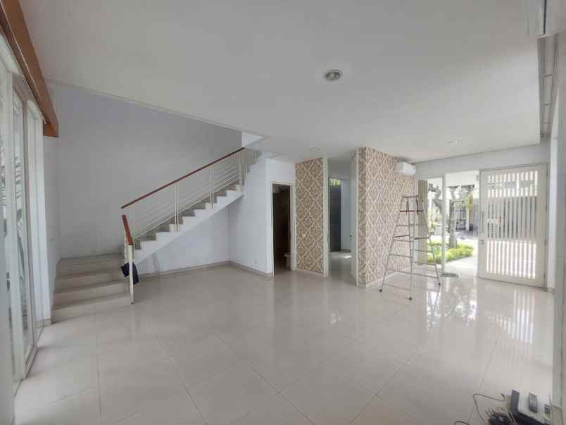 dijual rumah pakuwon indah surabaya