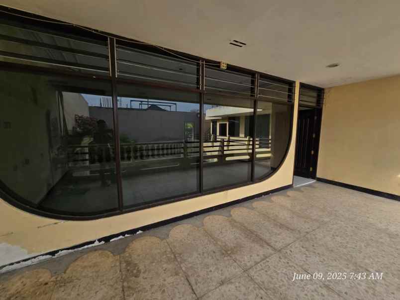 dijual rumah raya manyar