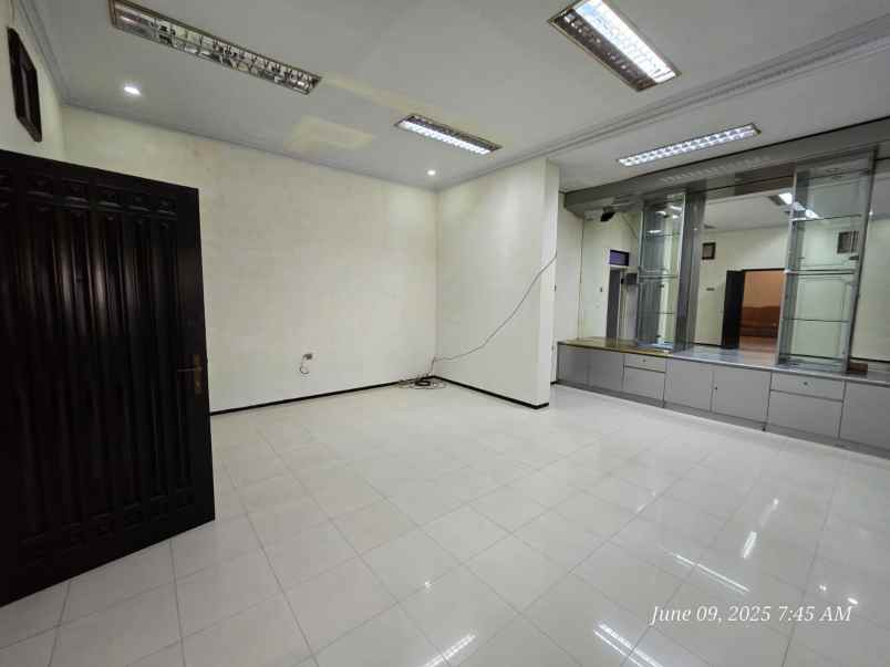 dijual rumah raya manyar