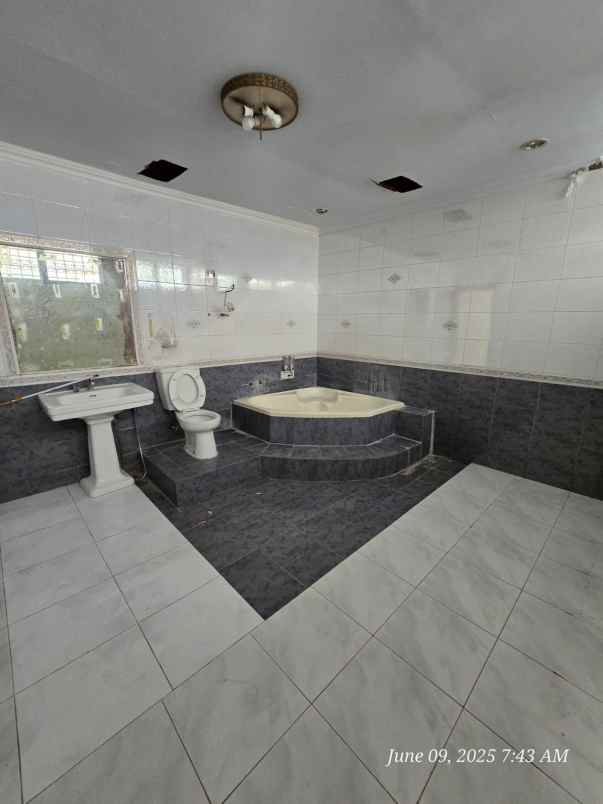 dijual rumah raya manyar