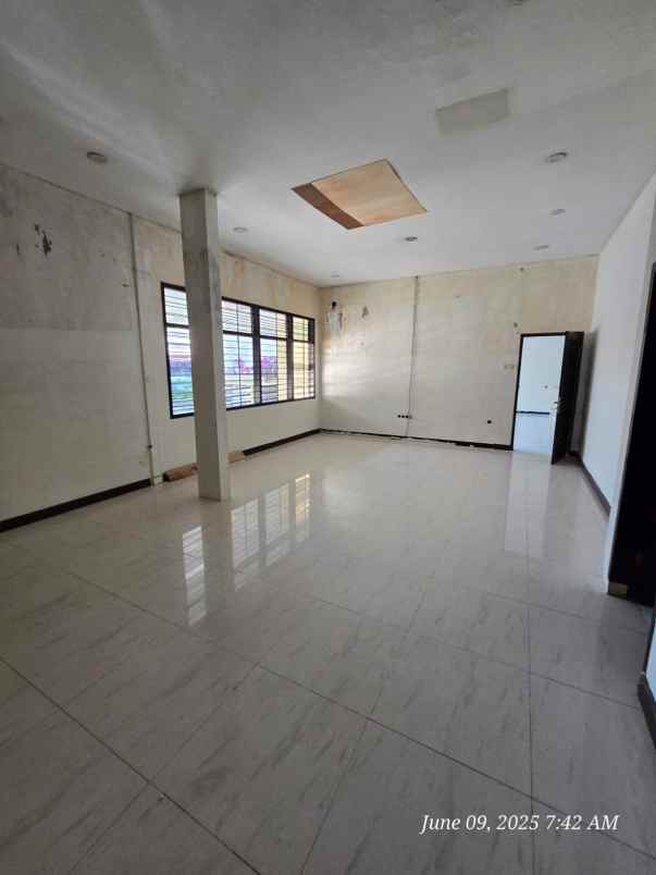 dijual rumah raya manyar