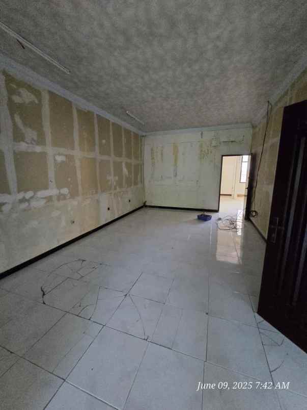 dijual rumah raya manyar