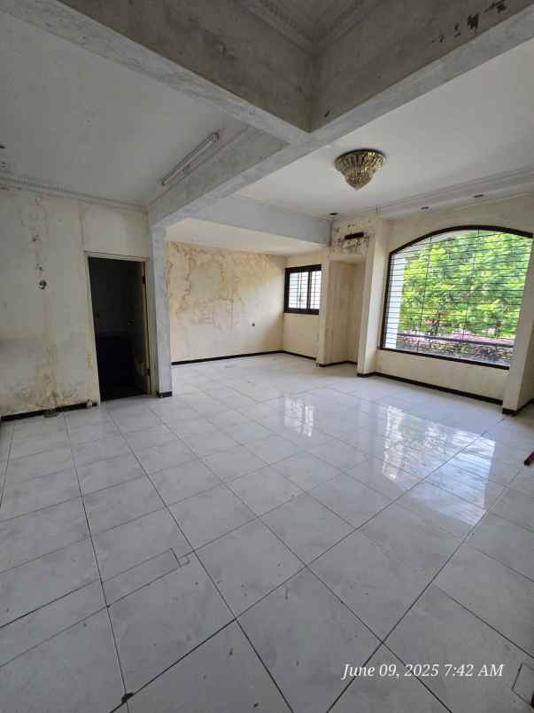 dijual rumah raya manyar