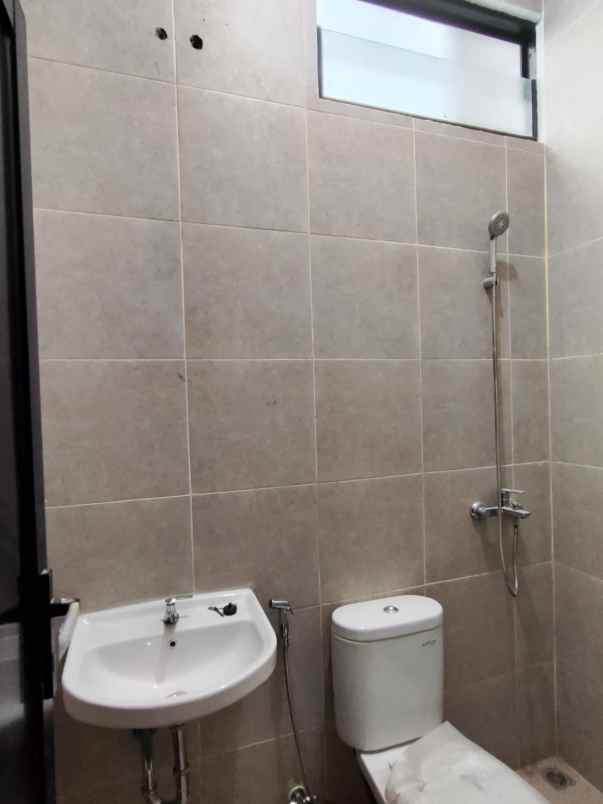 dijual rumah regency one east point