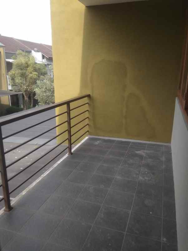 dijual rumah setraduta