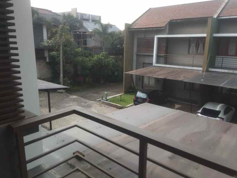dijual rumah setraduta