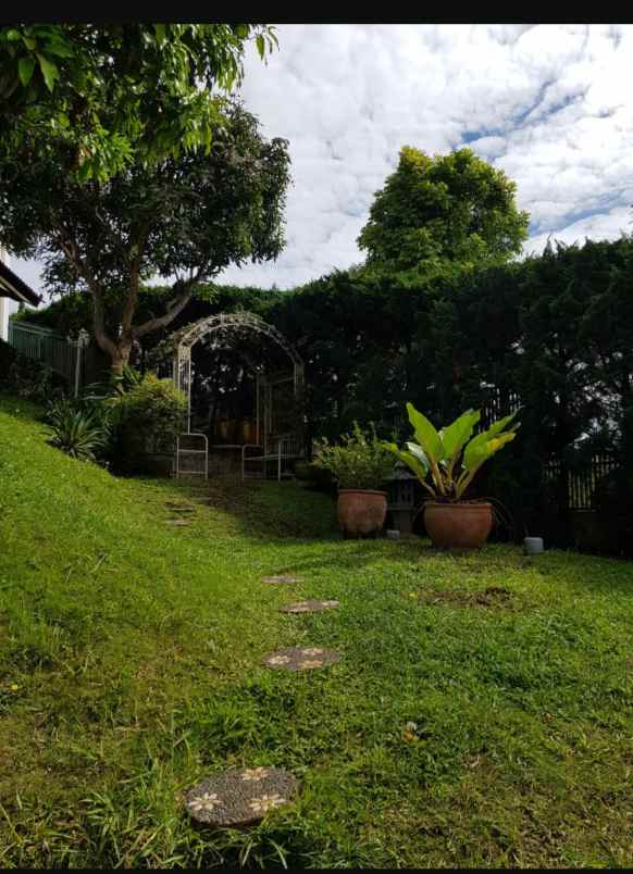 dijual rumah sultan di lembang mewah luas private pool