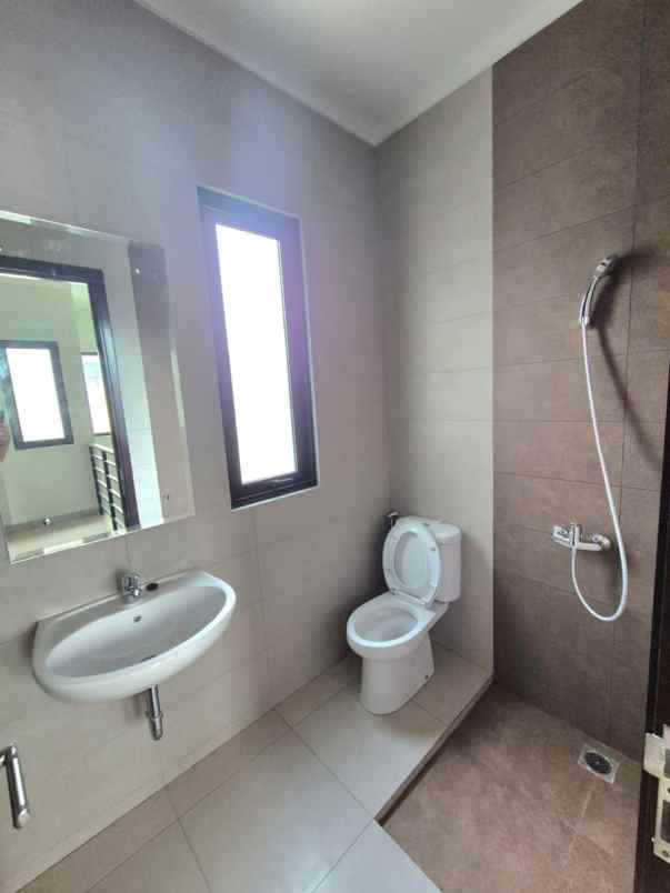 dijual rumah summarecon crown gading