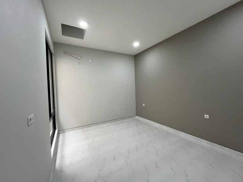 dijual rumah sutorejo