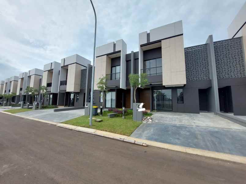 dijual rumah suvarna sutera tangerang